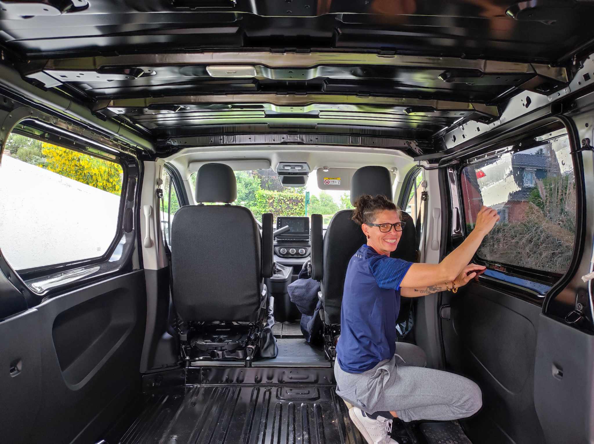 Pose de film teinté sur notre van aménagé (2)