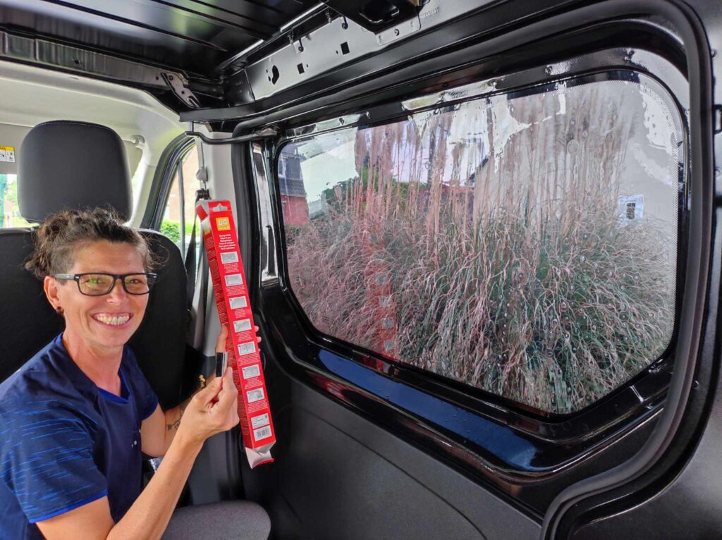 Pose de film teinté sur notre van aménagé (2)