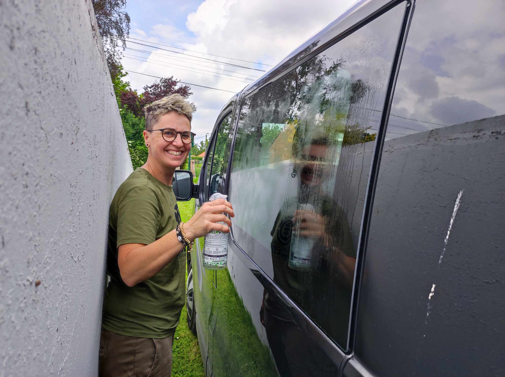 Pose de film teinté sur notre van aménagé (2)