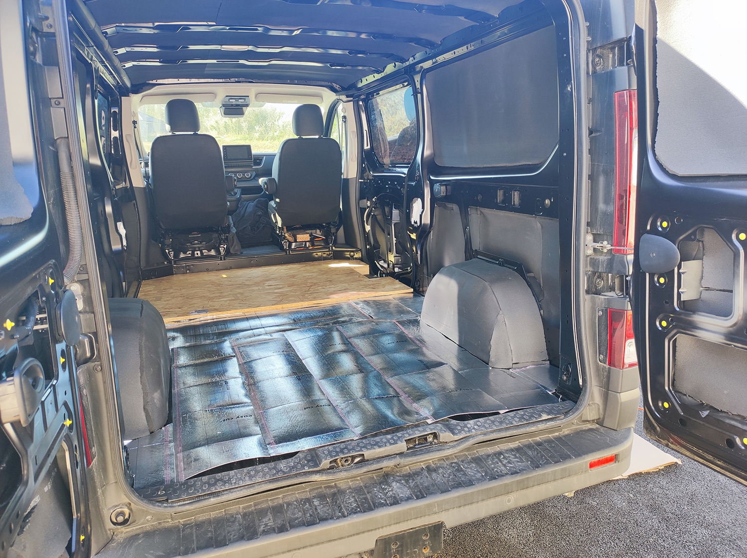 aménagement Trafic H1L1 - plancher en OSB aménagement Trafic H1L1 - plancher en OSB