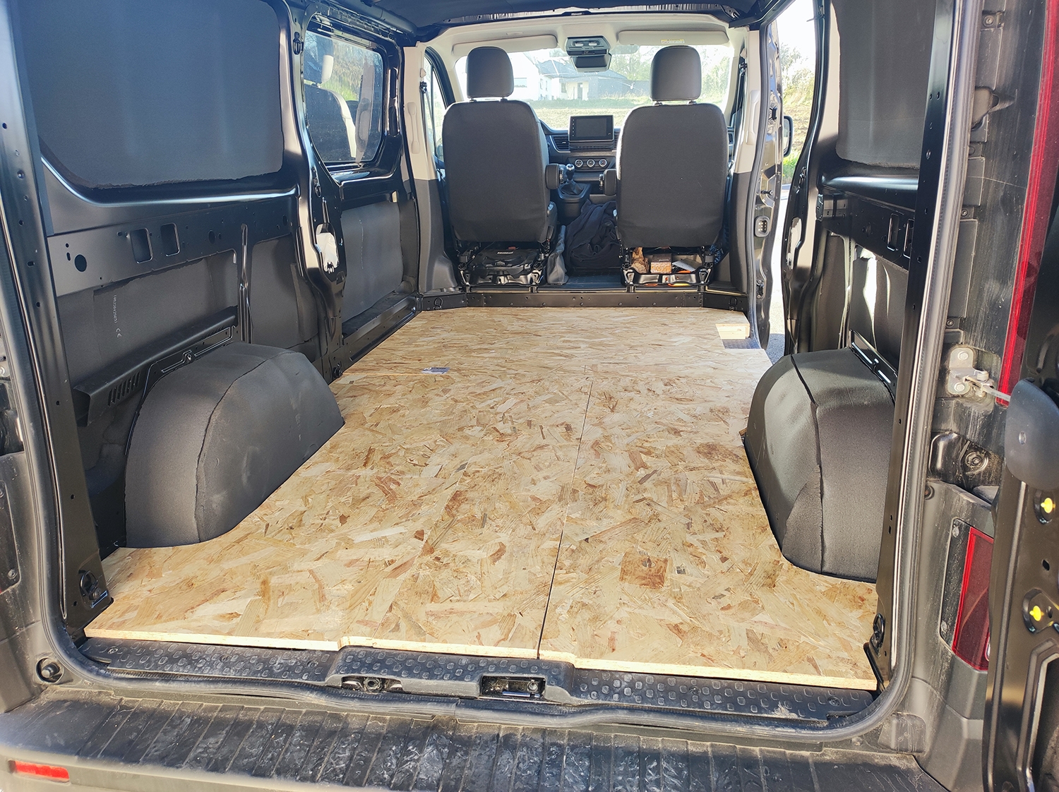 aménagement Trafic H1L1 - plancher en OSB aménagement Trafic H1L1 - plancher en OSB