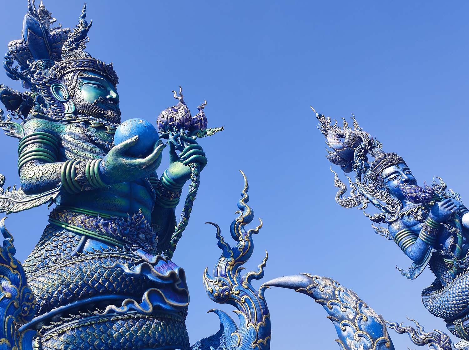 Wat Rong Suea Ten - temple bleu- Chiang Raï