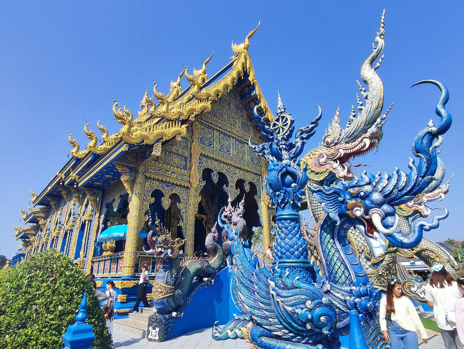 Wat Rong Suea Ten - temple bleu- Chiang Raï