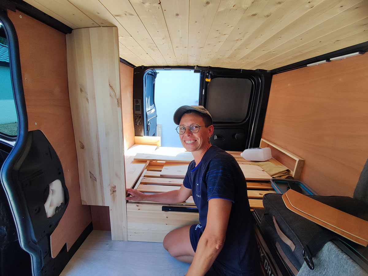 aménagement trafic Van, grande étagère vêtements aménagement trafic Van, grande étagère vêtements