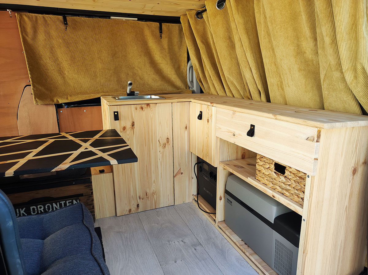 aménagement van trafic, pose de l'évier aménagement van trafic, pose de l'évier