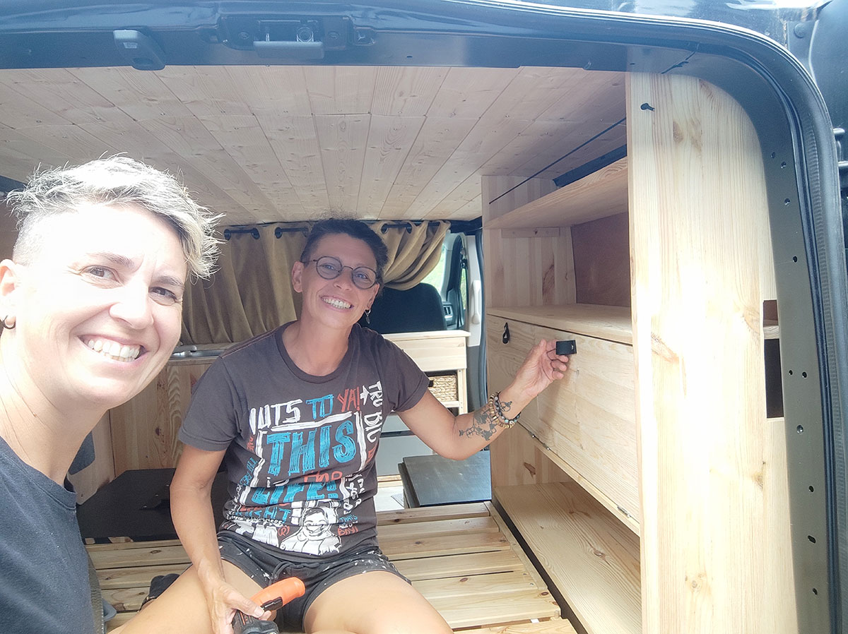 aménagement trafic Van, grande étagère vêtements aménagement trafic Van, grande étagère vêtements