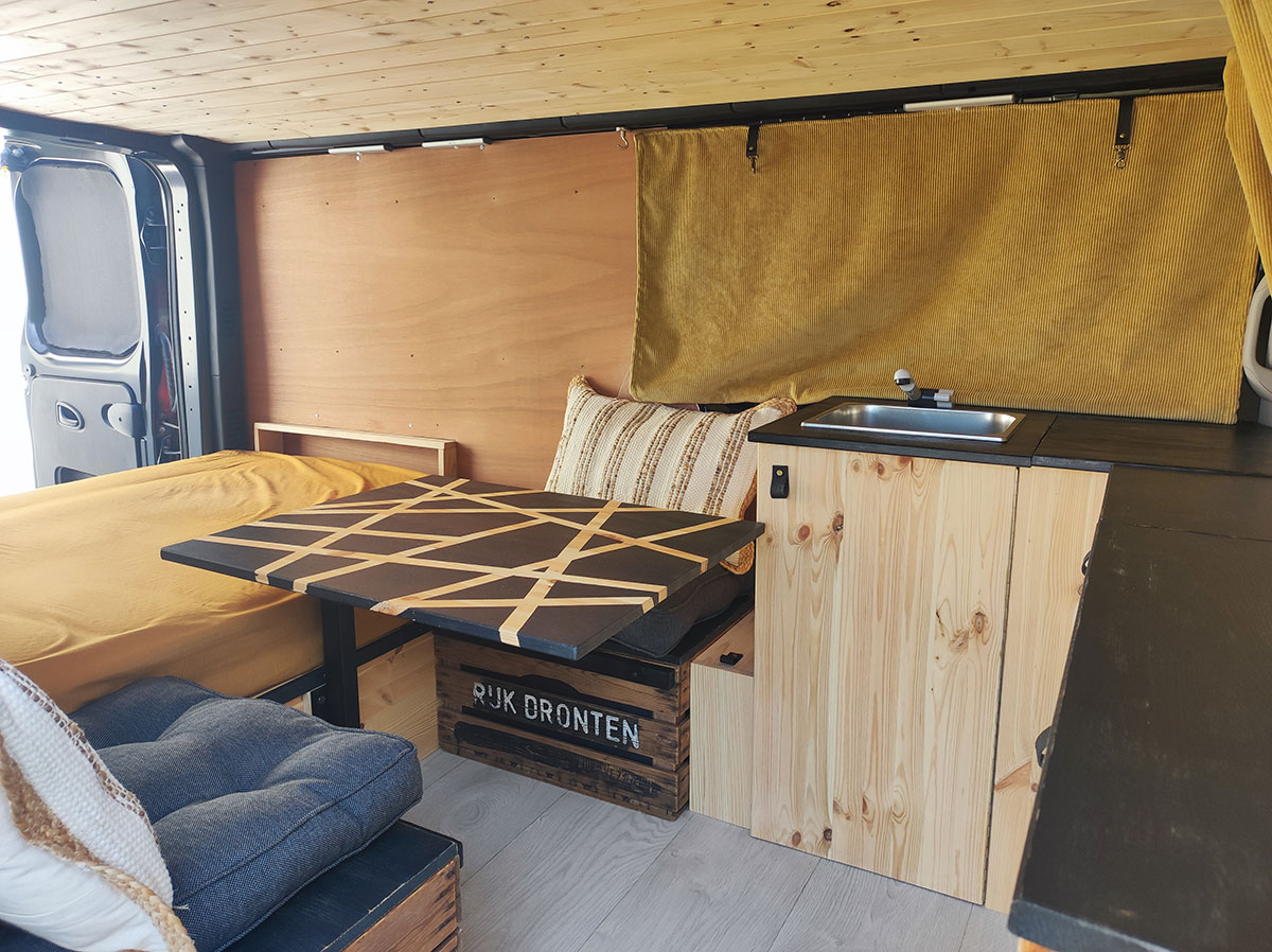 aménagement van trafic, pose de l'évier aménagement van trafic, pose de l'évier