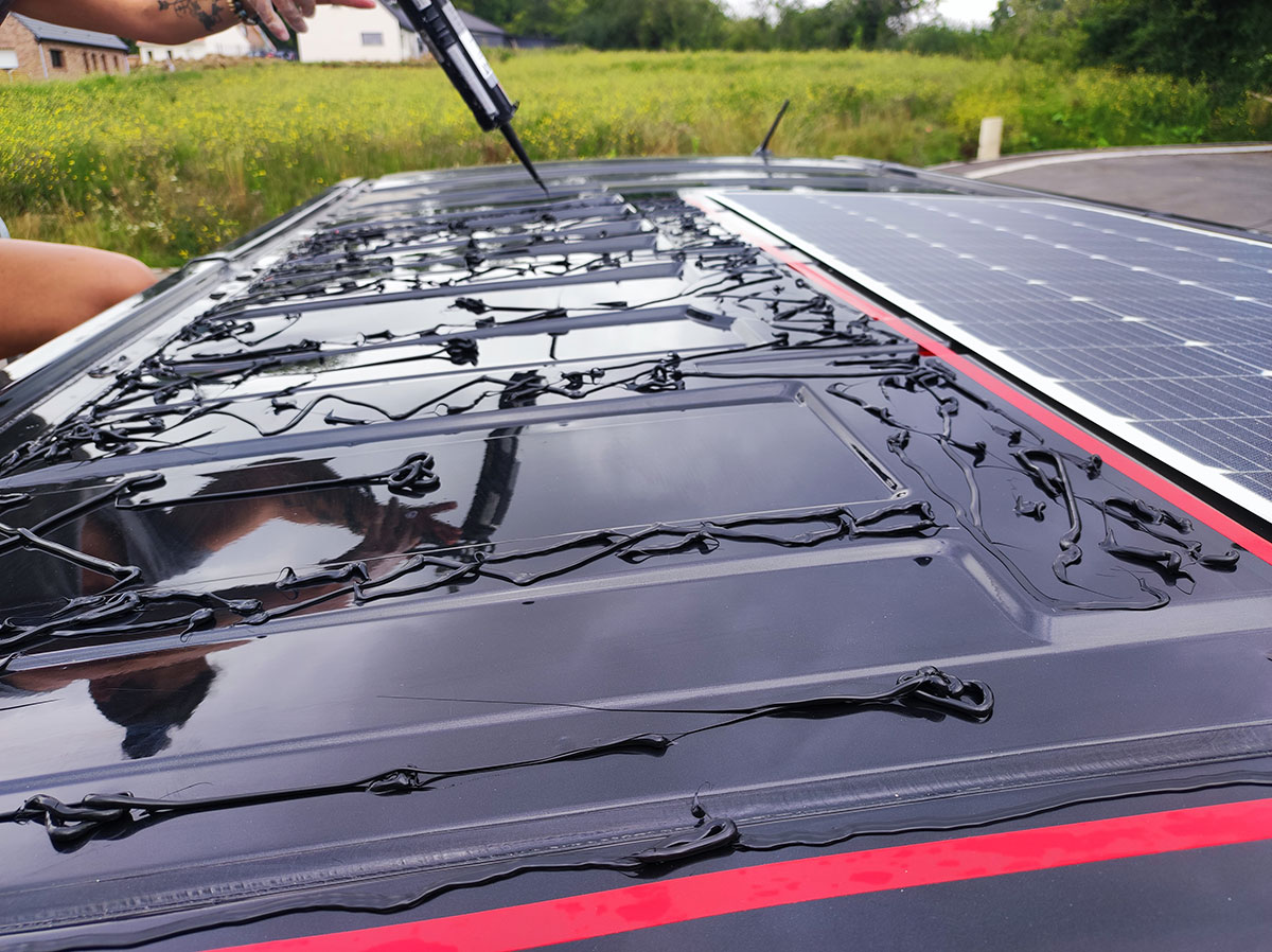 aménagement van, mise en place de panneau solaire