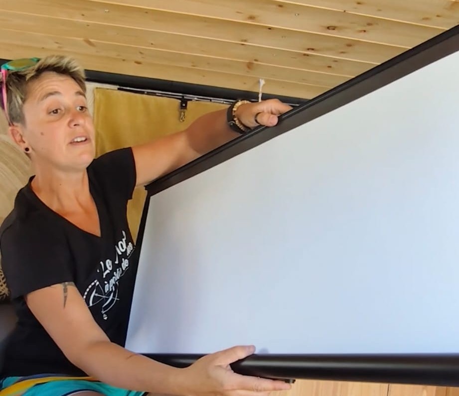 écran de projection vidéo enroulable pour notre van aménagé